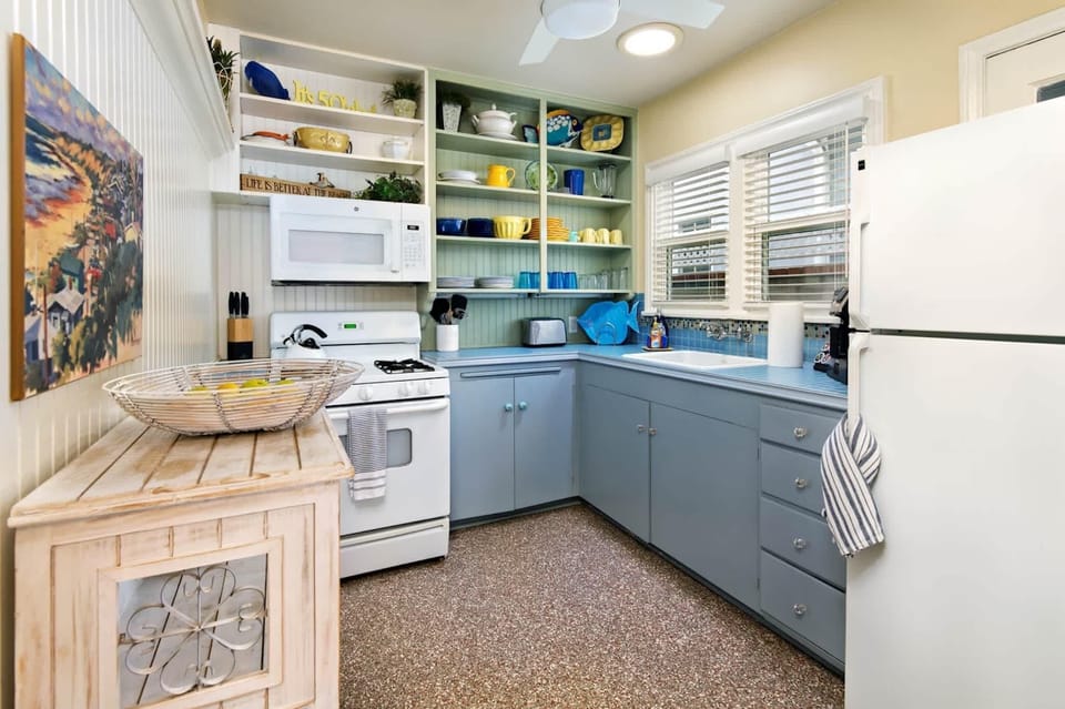 Townhome, 1 King Bed with Sofa bed, Fireplace, Garden View (Charming Beach Bungalow) | Private kitchen