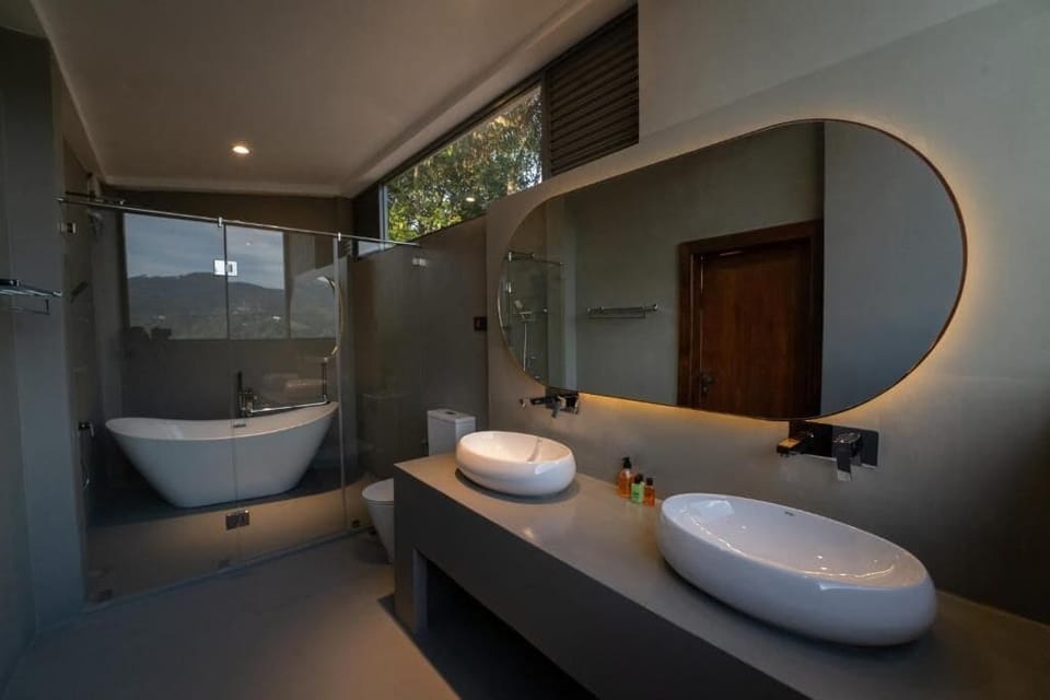 Deluxe Double Room, Balcony, Mountain View | Bathroom | Free toiletries, hair dryer, bathrobes, bidet
