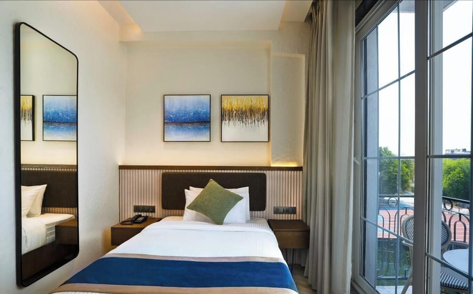 Junior Suite, Balcony | Frette Italian sheets, premium bedding, in-room safe, desk