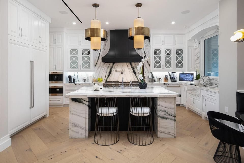 Apartment (5 Bedrooms) | Private kitchen | Microwave, oven, stovetop, dishwasher