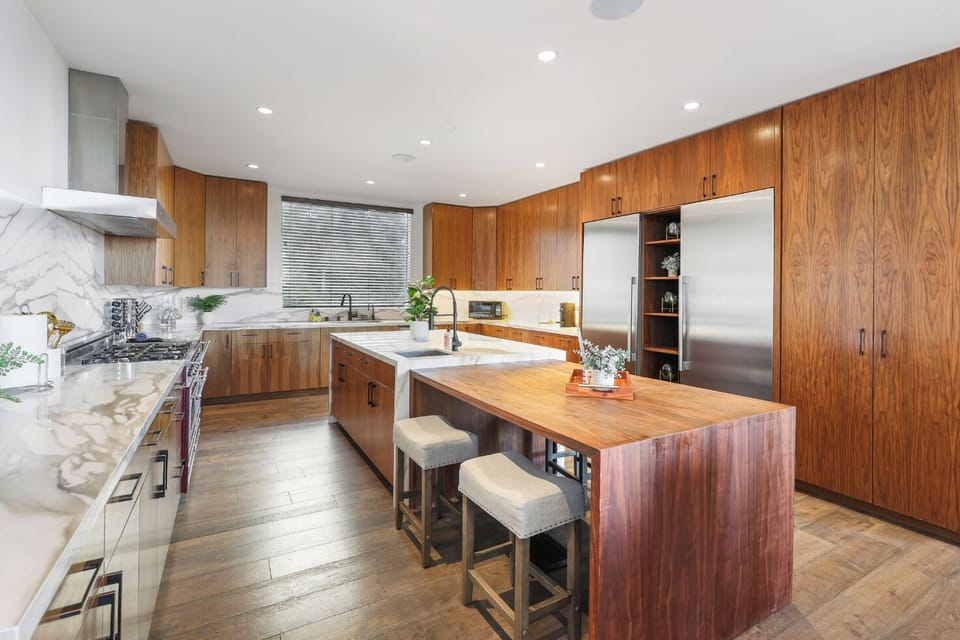 Apartment (4 Bedrooms) | Private kitchen | Microwave, oven, stovetop, dishwasher