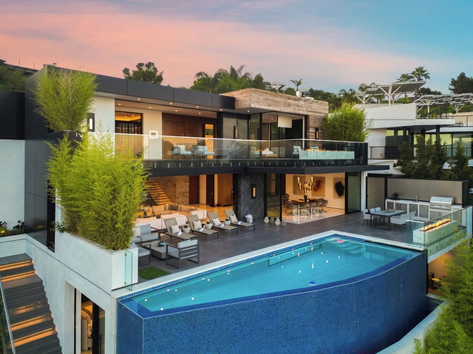 Apartment (3 Bedrooms) | Front of property