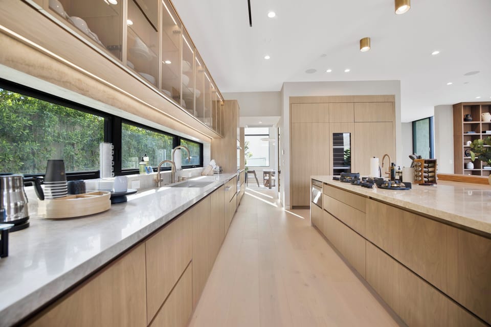 Apartment (4 Bedrooms) | Private kitchen | Microwave, oven, stovetop, dishwasher