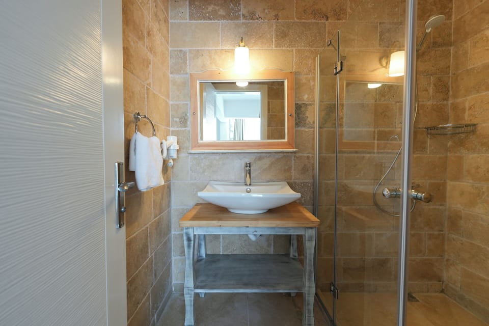 Comfort Twin Room, Garden View | Bathroom | Shower, free toiletries, hair dryer, towels