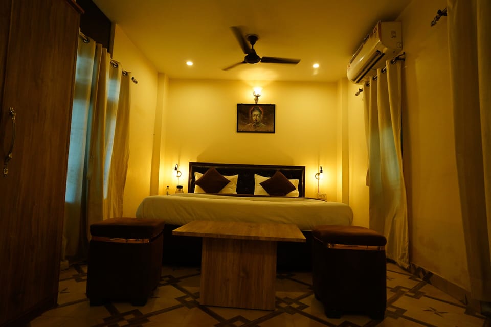Desk, laptop workspace, free WiFi