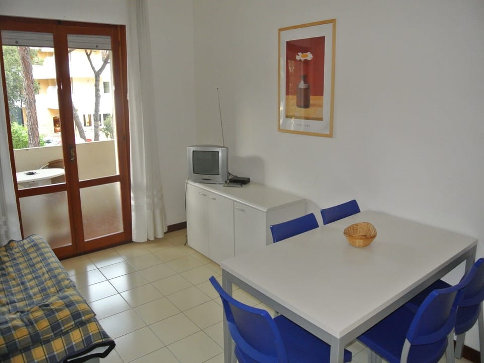 Apartment, 2 Bedrooms, Balcony, City View | Living room