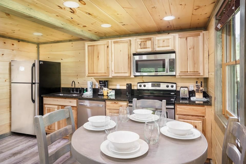 House, 1 King Bed with Sofa bed (Love Leigh) | Private kitchen | Oven