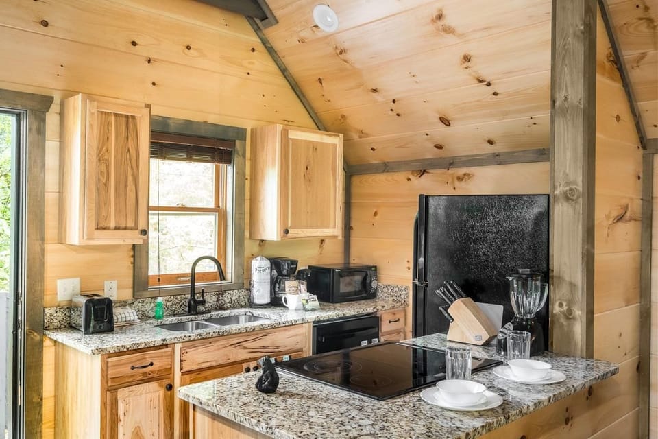 House, 1 King Bed (Sunset Studio) | Private kitchen | Oven