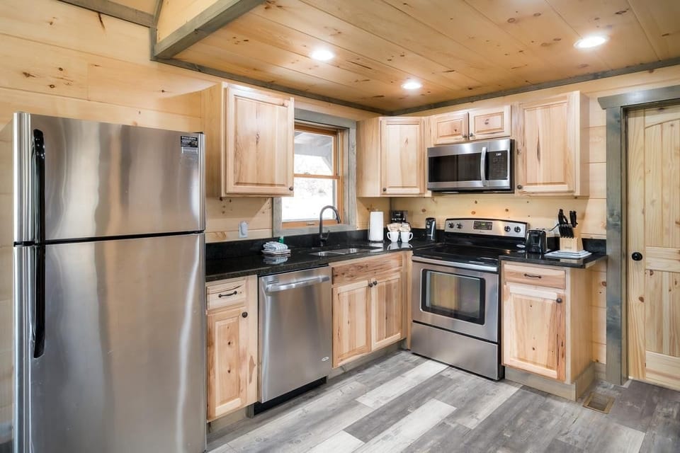 House, 1 King Bed with Sofa bed (Trail Head) | Private kitchen | Oven