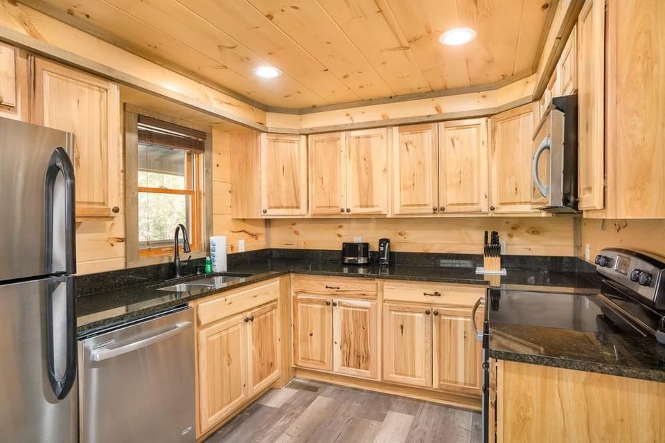 House, Multiple Beds (Trail's End) | Private kitchen | Oven