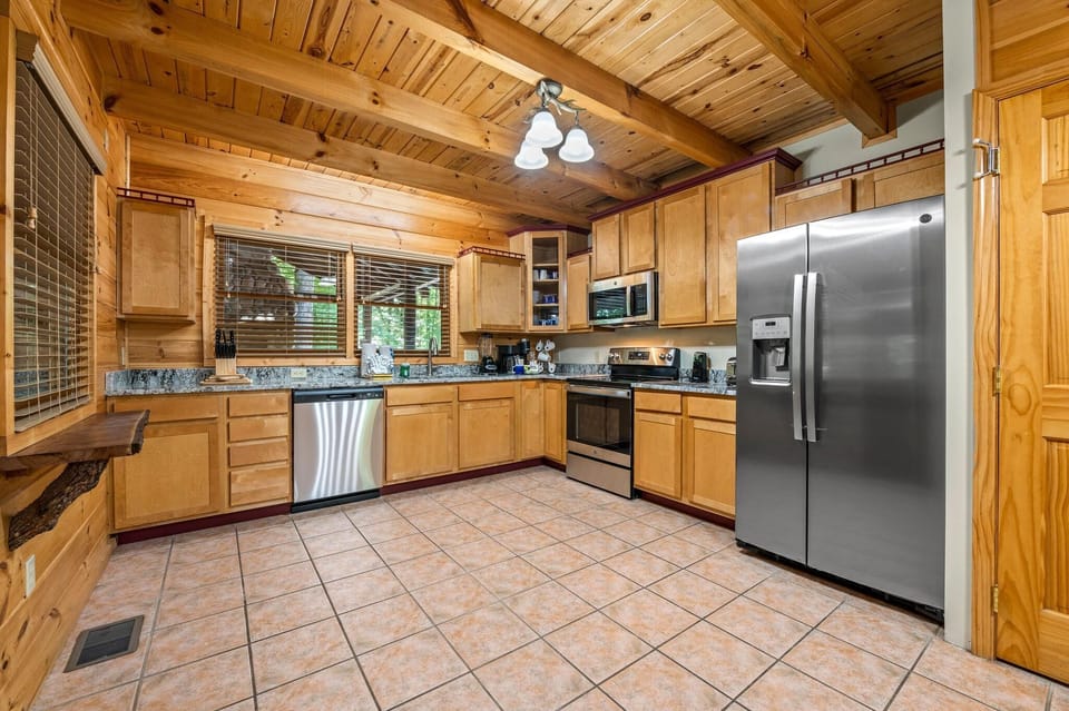 House, Multiple Beds (River Lodge) | Private kitchen | Oven