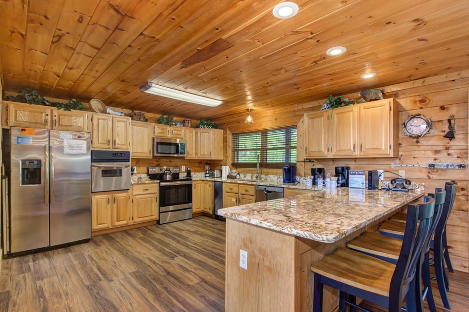 House, Multiple Beds (Dancing Bear Lodge) | Private kitchen | Oven