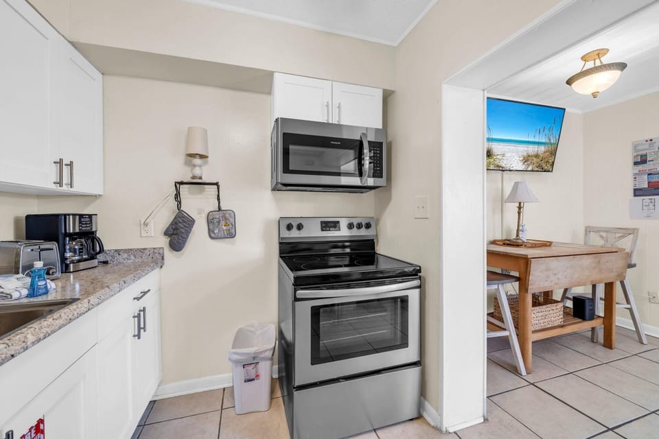 Condo, 1 Queen Bed with Sofa bed (Linda's Cozy Cottage B) | Private kitchen