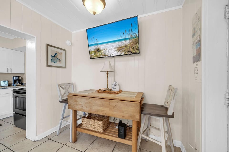 Condo, 1 Queen Bed with Sofa bed (Linda's Cozy Cottage B) | Dining