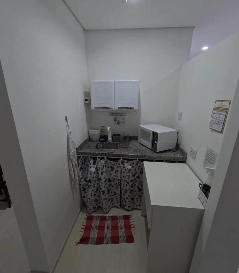 Single Room, Non Smoking | Private kitchen | Fridge, microwave, cleaning supplies, paper towels