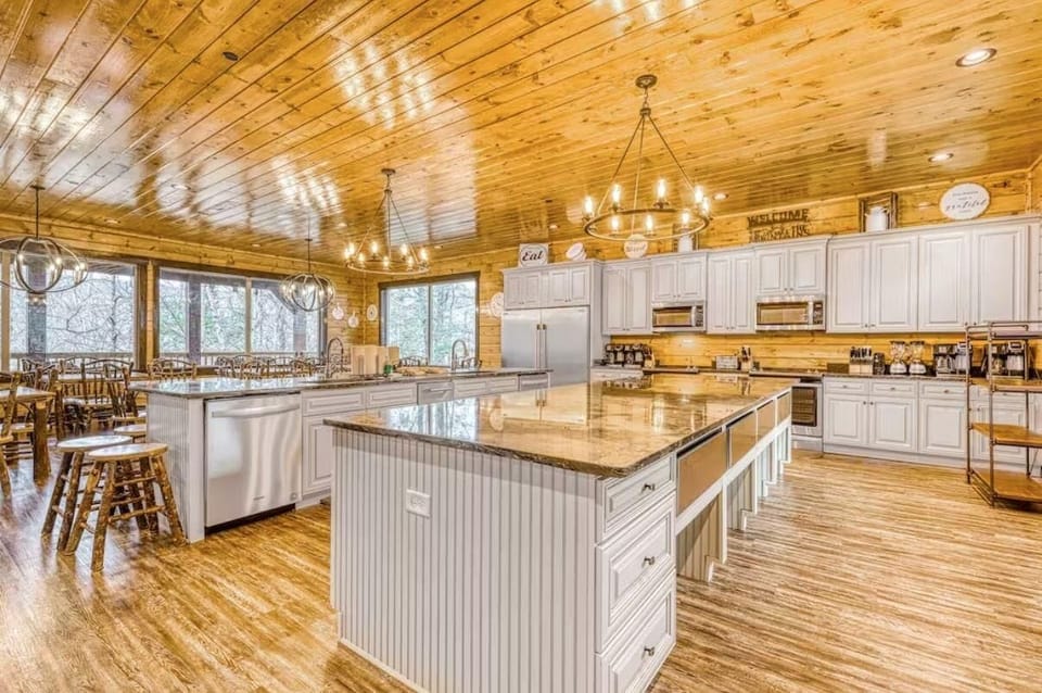 House, Multiple Beds (The Grand Orchard Lodge) | Private kitchen | Oven