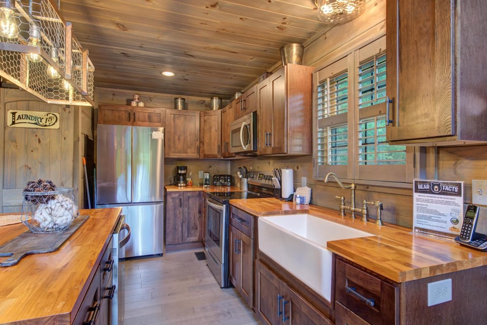 House, 1 King Bed with Sofa bed (The Aspen Cabin) | Private kitchen | Oven