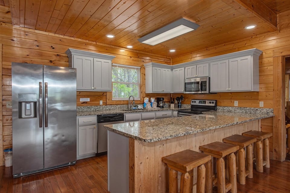House, Multiple Beds (Papa Bears Magnificent View) | Private kitchen