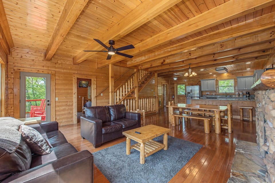 House, Multiple Beds (Papa Bears Magnificent View) | Living area