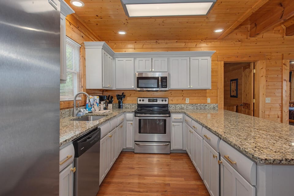 House, Multiple Beds (Papa Bears Magnificent View) | Private kitchen
