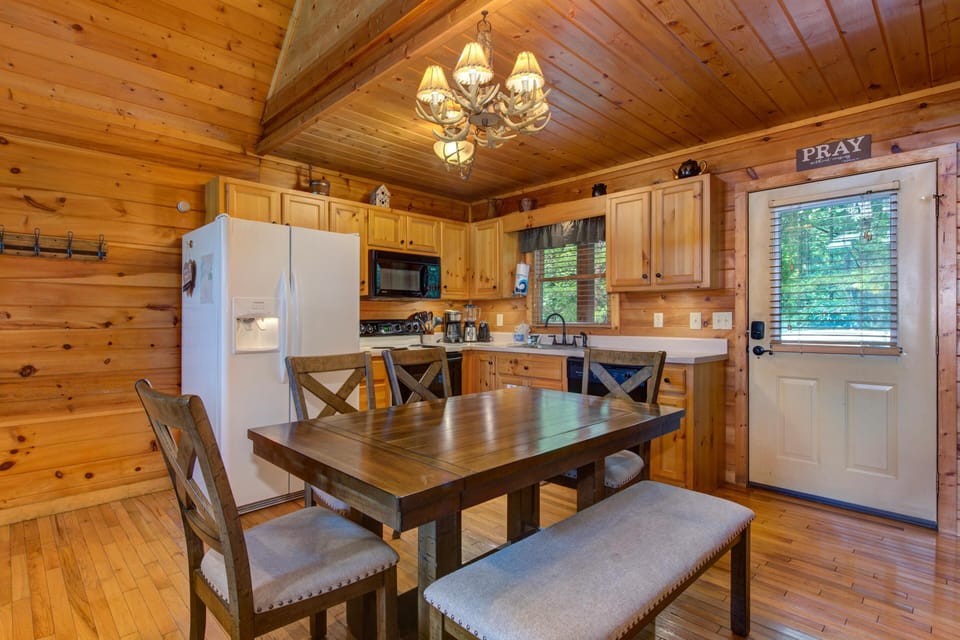 House, Multiple Beds (Hills Hideaway) | Dining