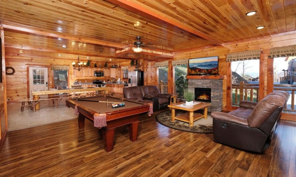 House, Multiple Beds (Splash' N Mountain Lookout) | Living area
