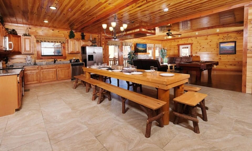 House, Multiple Beds (Splash' N Mountain Lookout) | Dining