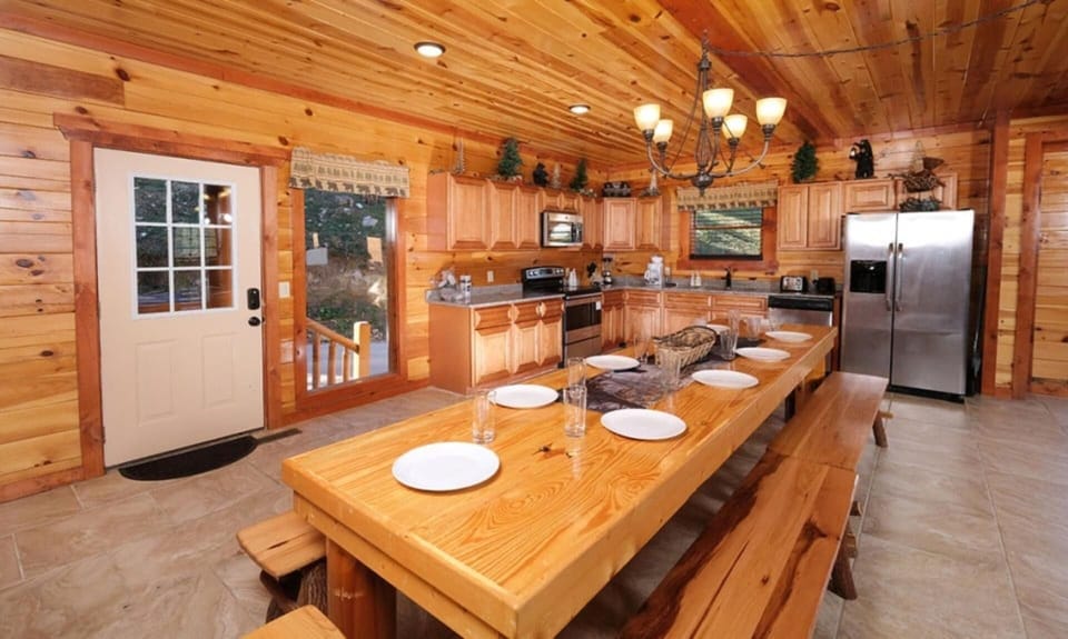 House, Multiple Beds (Splash' N Mountain Lookout) | Private kitchen | Oven