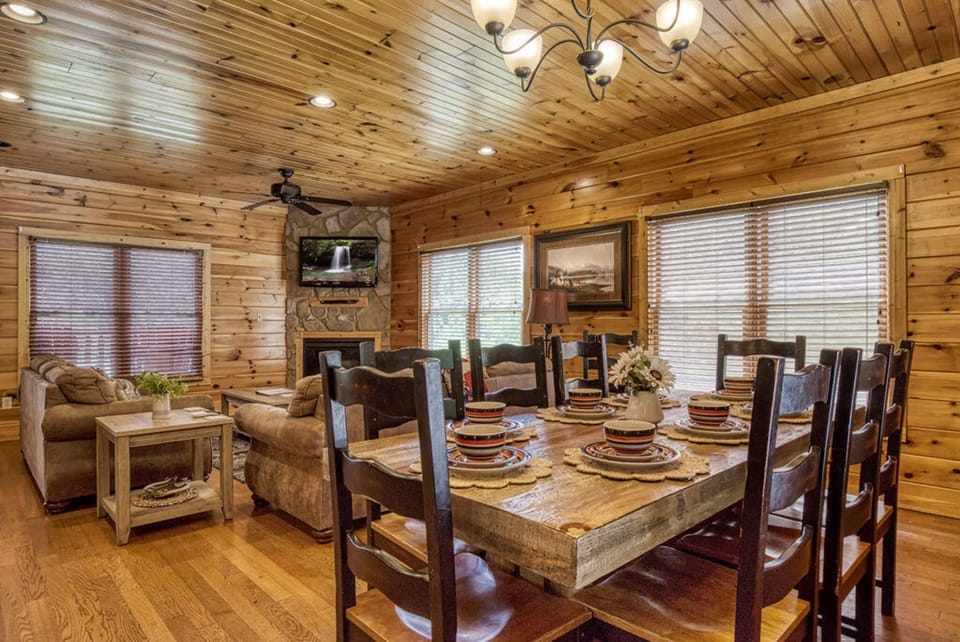 House, Multiple Beds (Bigfoot Hideout) | Dining