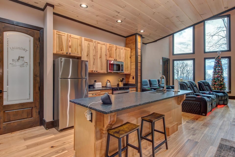 House, Multiple Beds (Waterfalls and Wildflowers) | Private kitchen
