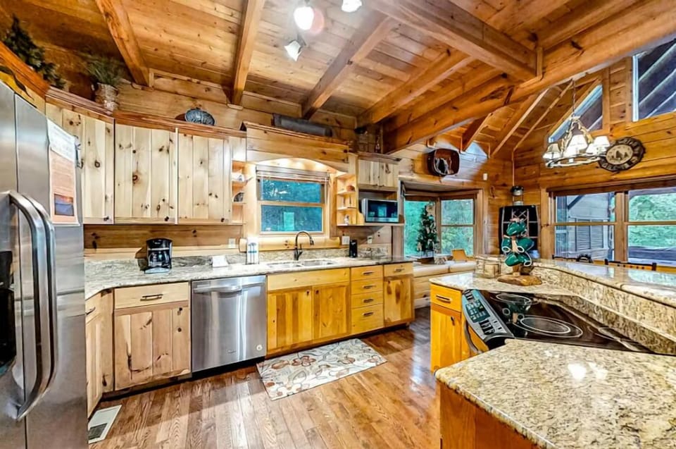 House, Multiple Beds (Bear Tracks) | Private kitchen | Oven, toaster, cookware/dishes/utensils
