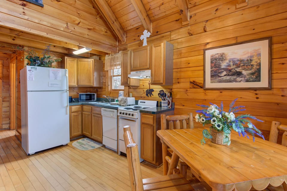 House, Multiple Beds (Bearific) | Private kitchen