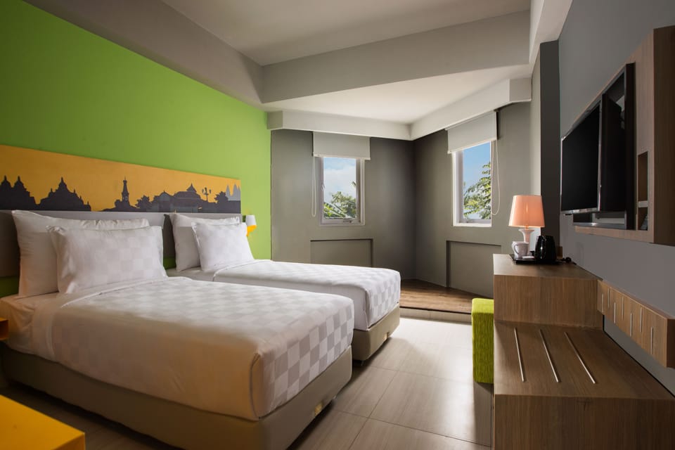 Deluxe Room | Minibar, in-room safe, desk, free WiFi
