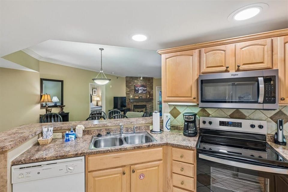 Condo, Multiple Beds (Baskins Creek 111) | Private kitchen