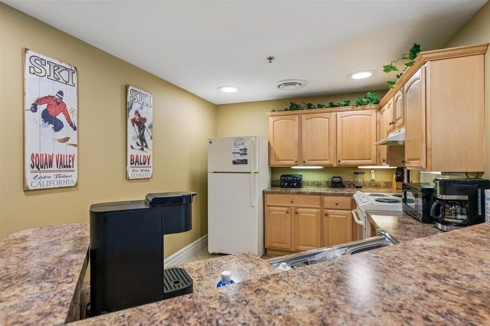 Condo, Multiple Beds (Baskins Creek 113) | Private kitchen