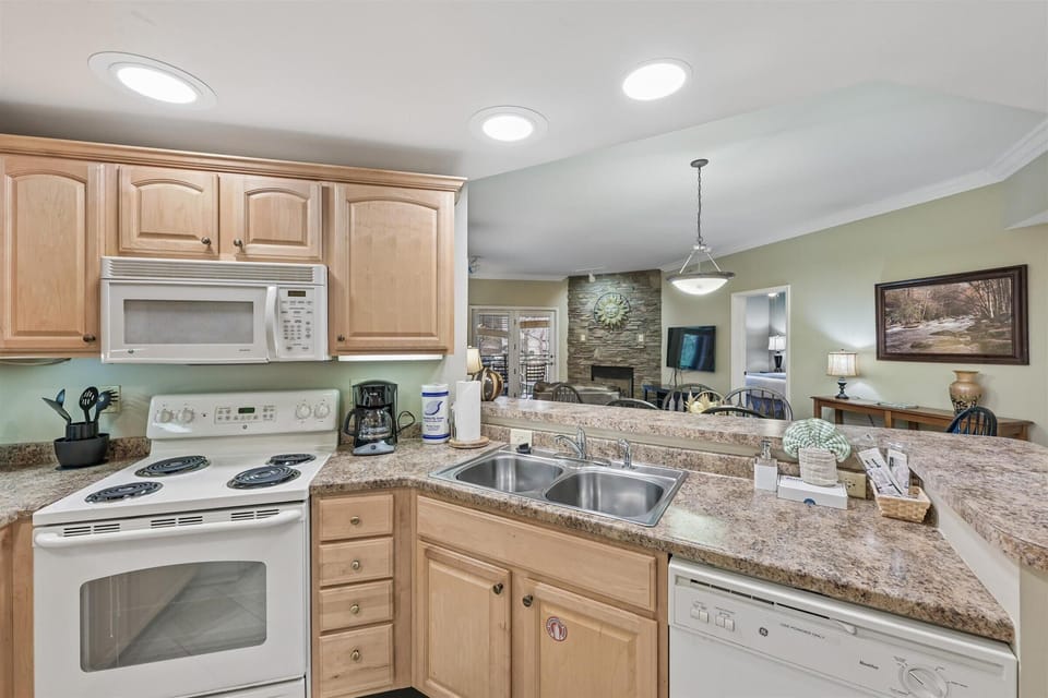 Condo, Multiple Beds (Baskins Creek 114) | Private kitchen