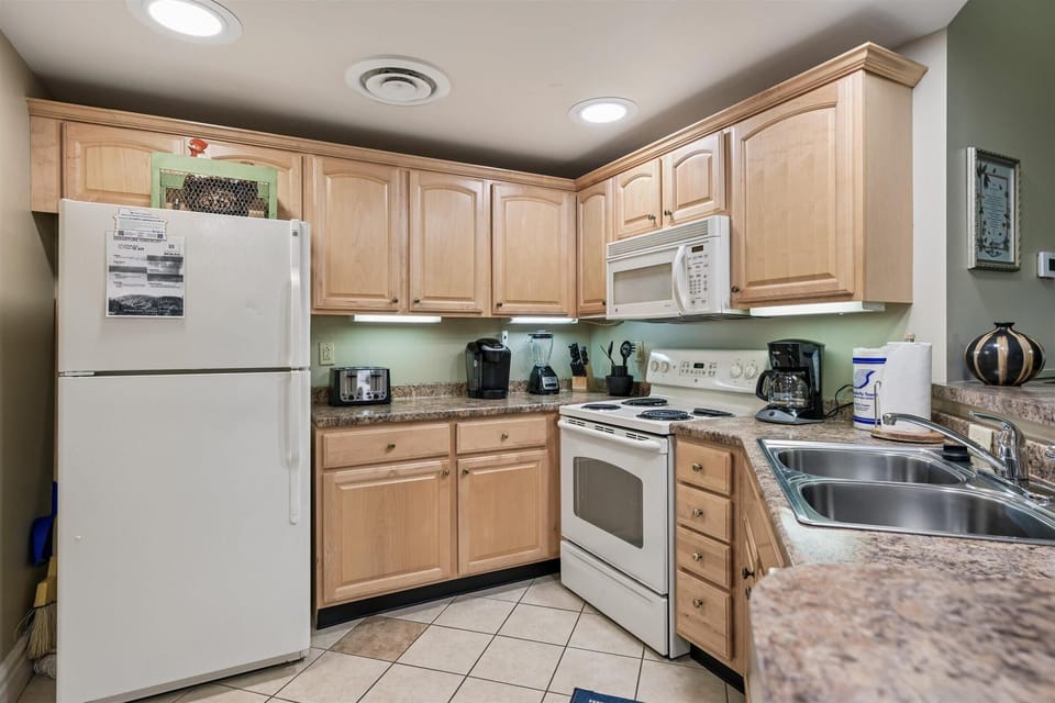 Condo, Multiple Beds (Baskins Creek 114) | Private kitchen