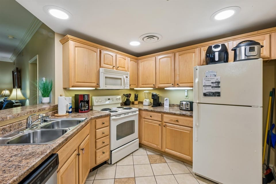 Condo, Multiple Beds (Baskins Creek 204) | Private kitchen