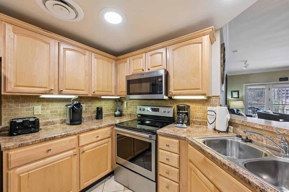 Condo, Multiple Beds (Baskins Creek 214) | Private kitchen