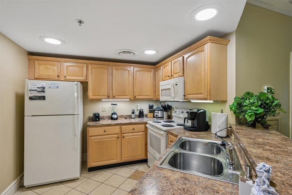 Condo, Multiple Beds (Baskins Creek 402) | Private kitchen