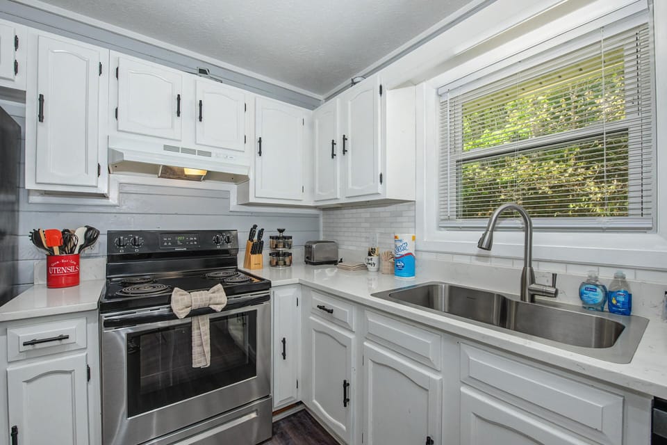 Condo, Multiple Beds (Baskins Creek 406) | Private kitchen | Oven, toaster, cookware/dishes/utensils