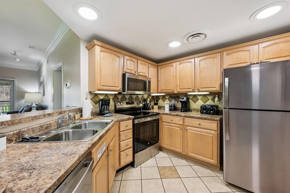 Condo, Multiple Beds (Baskins Creek 411) | Private kitchen