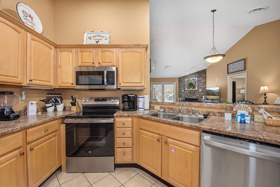 Condo, Multiple Beds (Baskins Creek 502) | Private kitchen
