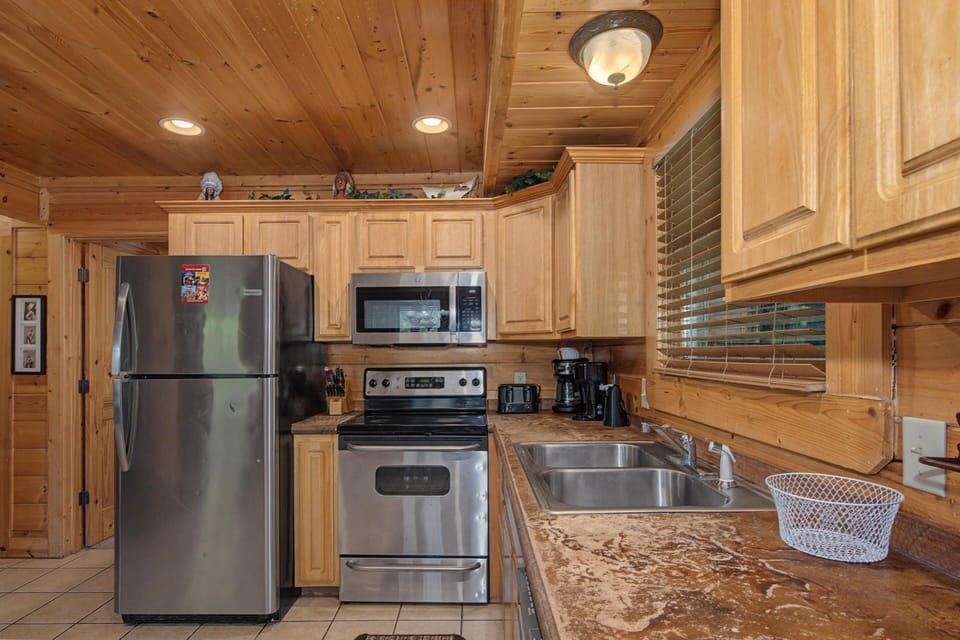 Cabin, Multiple Beds (Crazy Horse) | Private kitchen | Oven, toaster, cookware/dishes/utensils