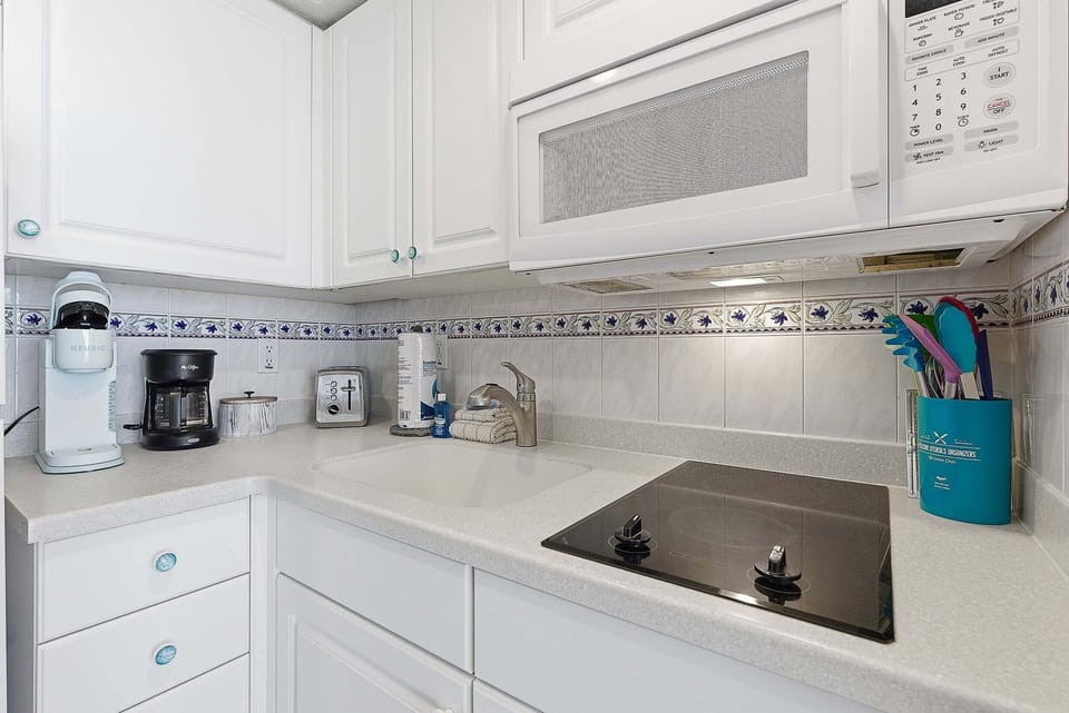 House, 2 Queen Beds, Balcony (Daytona Beach Resort 456) | Private kitchen | Fridge, microwave, stovetop, cookware/dishes/utensils