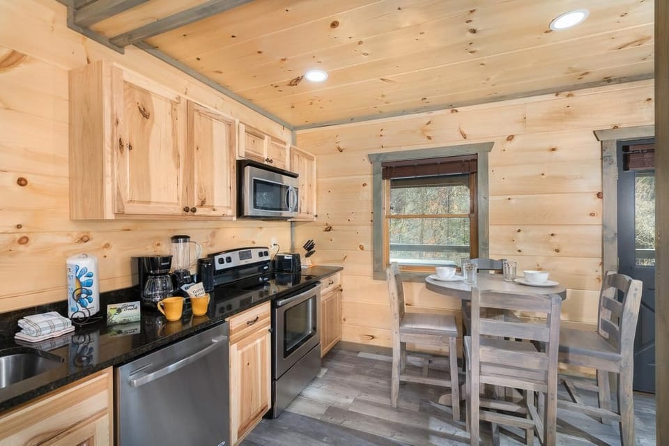 House, 1 King Bed with Sofa bed (Bear Necessity) | Private kitchen | Oven