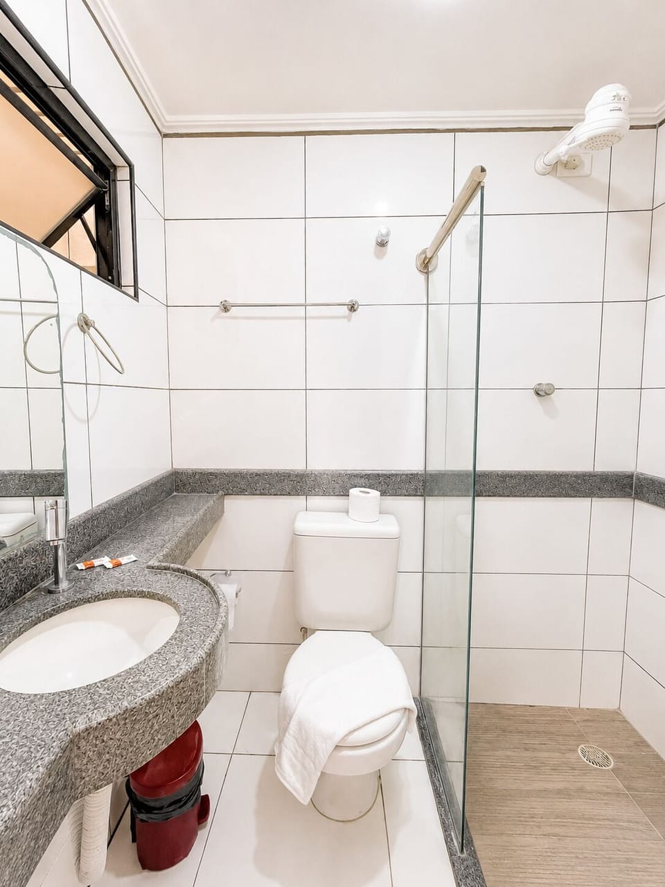 Standard Twin Room | Bathroom | Shower, towels, soap, shampoo