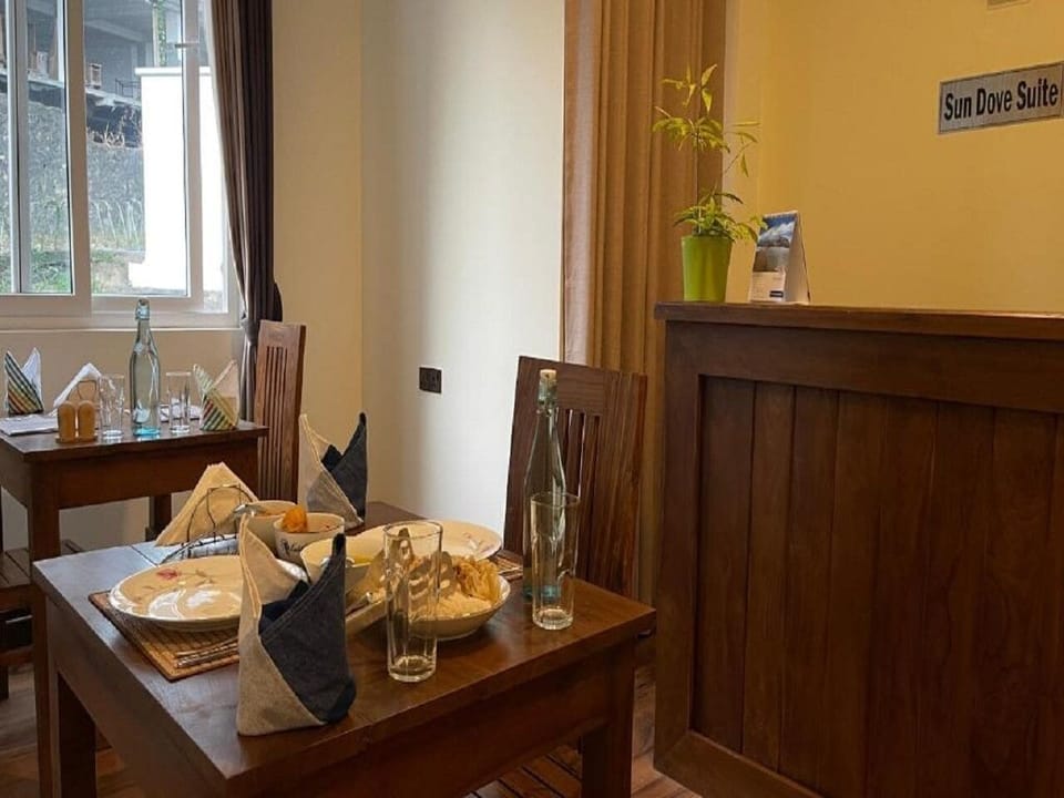 Deluxe Double Room, Balcony, Garden View | Dining