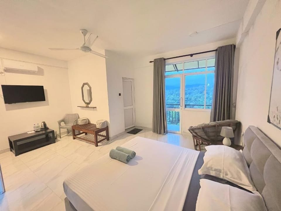 Deluxe Double Room, Balcony, Mountain View | Laptop workspace
