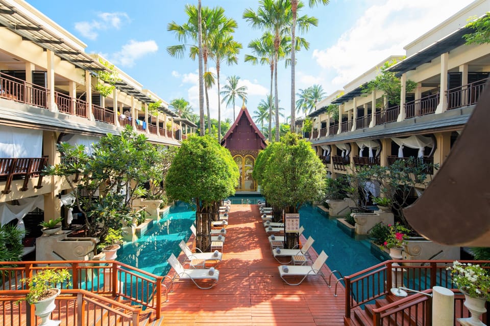 2 outdoor pools, sun loungers